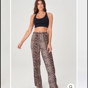 Onzie Leopard Print Freedom Pant size S/M NWT.